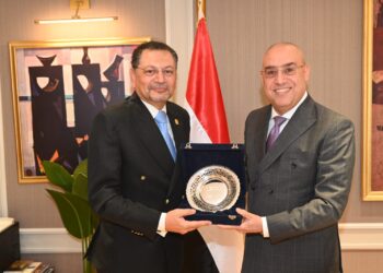 وزير الإسكان يبحث مع عميد كلية التخطيط الإقليمي والعمراني بجامعة القاهرة سبل التعاون المشترك
