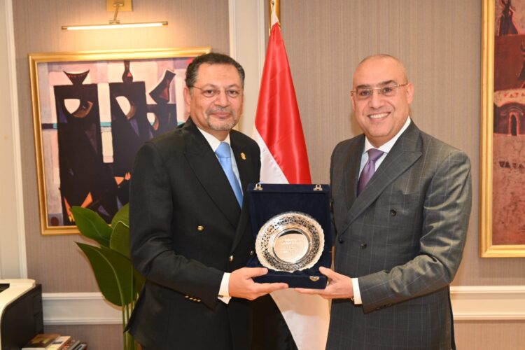 وزير الإسكان يبحث مع عميد كلية التخطيط الإقليمي والعمراني بجامعة القاهرة سبل التعاون المشترك 1 وزير الإسكان يبحث مع عميد كلية التخطيط الإقليمي والعمراني بجامعة القاهرة سبل التعاون المشترك