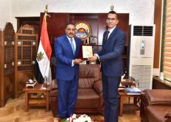 محافظ مطروح يستقبل رئيس قطاع الإعلام الداخلي بالهيئة العامة للاستعلامات .