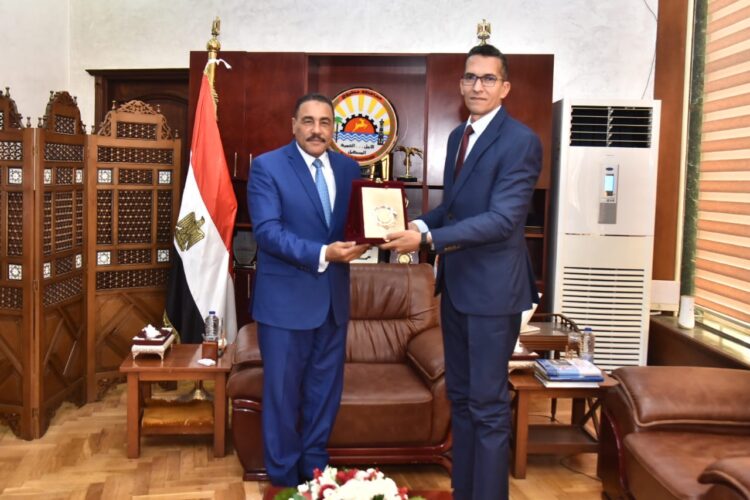 محافظ مطروح يستقبل رئيس قطاع الإعلام الداخلي بالهيئة العامة للاستعلامات .