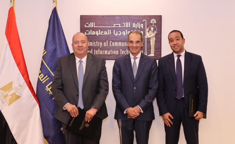 وزير الاتصالات يشهد توقيع عقد بين المصرية للاتصالات وشركة راية لتكنولوجيا المعلومات 1 وزير الاتصالات يشهد توقيع عقد بين المصرية للاتصالات وشركة راية لتكنولوجيا المعلومات