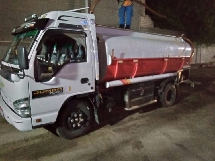 التحفظ علي سيارة محملة بكميات كبيرة من تقاوي القمح و السولار الغير مصرح بتداولها بمطروح. 1 التحفظ علي سيارة محملة بكميات كبيرة من تقاوي القمح و السولار الغير مصرح بتداولها بمطروح.