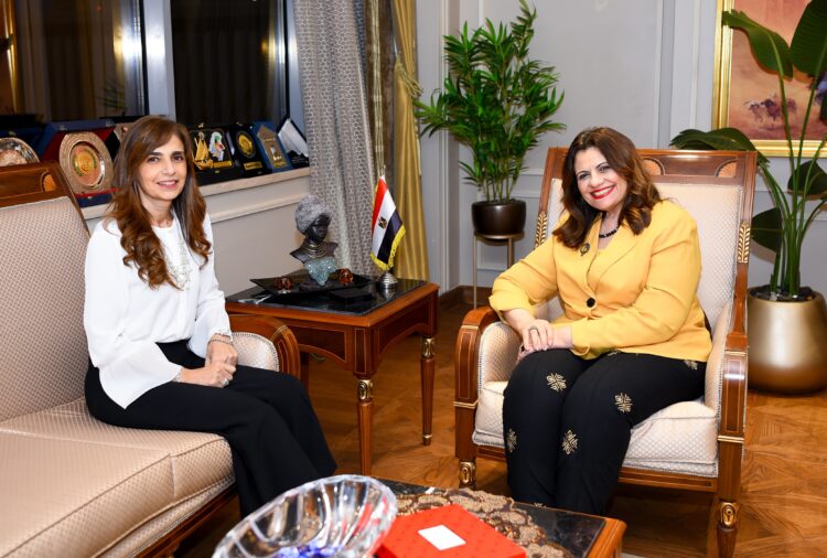 وزيرة الهجرة تستقبل قنصل مصر العام الجديد لدى ولاية شيكاغو الأمريكية. 1 وزيرة الهجرة تستقبل قنصل مصر العام الجديد لدى ولاية شيكاغو الأمريكية.