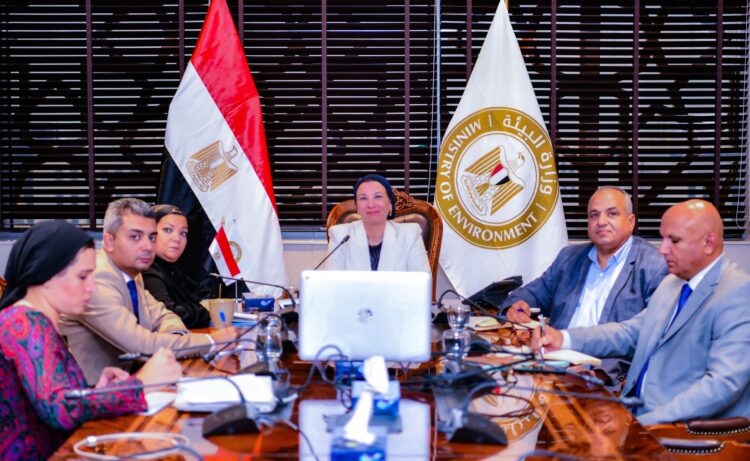 وزيرة البيئة ومحافظ الفيوم يعقدان اجتماعاً موسعاً لبحث آليات تنفيذ مشروع "الملاذ الآمن للحياة البرية" بمحمية وادي الريان. 1 وزيرة البيئة ومحافظ الفيوم يعقدان اجتماعاً موسعاً لبحث آليات تنفيذ مشروع “الملاذ الآمن للحياة البرية” بمحمية وادي الريان.