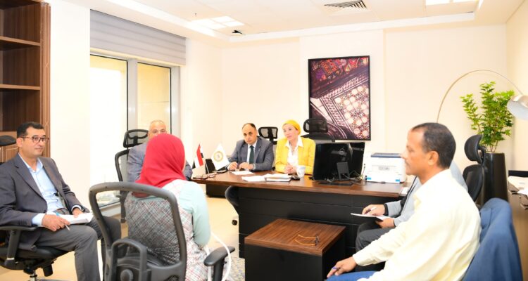 وزيرة البيئة تجرى عدداً من المقابلات الشخصية لمتقدمى شغل وظيفة مراقب بيئى بالمحميات الطبيعية.