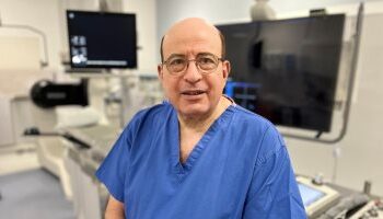 وزيرة الهجرة تهنئ طبيبًا مصريًا لتوليه منصب رئيس الكلية الملكية للجراحين في إنجلترا.