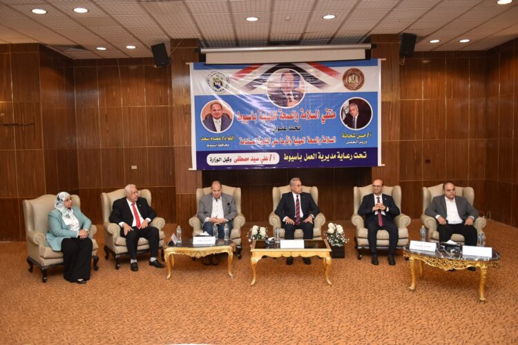 وزير العمل ومحافظ أسيوط يفتتحان ملتقى للسلامة والصحة المهنية في "أسمنت أسيوط"بمشاركة 72 شركة. 1 وزير العمل ومحافظ أسيوط يفتتحان ملتقى للسلامة والصحة المهنية في “أسمنت أسيوط”بمشاركة 72 شركة.