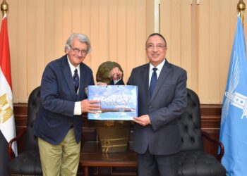 محافظ الإسكندرية يبحث مع قنصل فرنسا والوفد السياحي المرافق له تعزيز سبل التعاون في مجالي السياحة والثقافة.