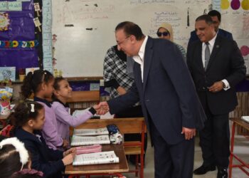 في جولة مفاجئة… محافظ الإسكندرية يتفقد اليوم الدراسي بمدرسة الطليعة الابتدائية بنطاق حي غرب.