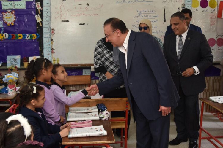في جولة مفاجئة... محافظ الإسكندرية يتفقد اليوم الدراسي بمدرسة الطليعة الابتدائية بنطاق حي غرب. 1 في جولة مفاجئة… محافظ الإسكندرية يتفقد اليوم الدراسي بمدرسة الطليعة الابتدائية بنطاق حي غرب.