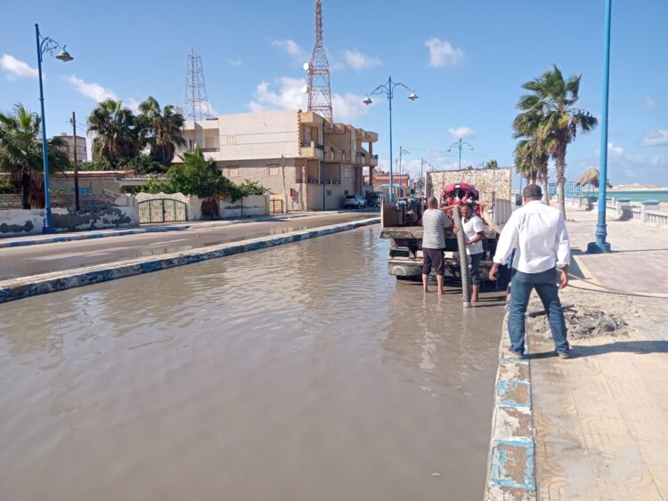 رئيس مجلس مدينة مطروح :رفع تجمعات مياه الأمطار من الطريق الدولي والشوارع الرئيسية والميادين العامة.