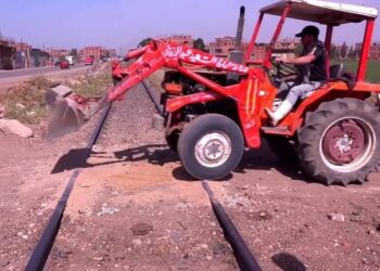 النقل تناشد المواطنين بعدم إقامة معابر غير شرعية على قضبان السكك الحديدية.