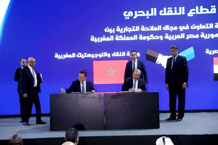 وزير النقل ونظيره المغربى يوقعان على اتفاقية تعاون في مجالات السكك الحديدية والطرق والسلامة البحرية .