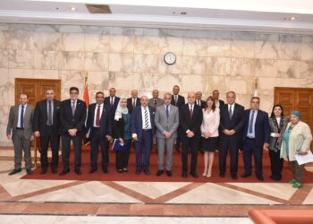 وزير العمل في “اتحاد الصناعات المصرية”:  توجيهات الرئيس السيسي التعاون مع شركاء التنمية وتعزيز علاقات العمل بين “طرفي الإنتاج”.