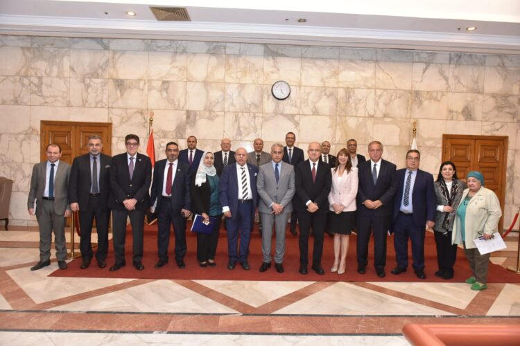 وزير العمل في "اتحاد الصناعات المصرية": توجيهات الرئيس السيسي التعاون مع شركاء التنمية وتعزيز علاقات العمل بين "طرفي الإنتاج". 1 وزير العمل في “اتحاد الصناعات المصرية”:  توجيهات الرئيس السيسي التعاون مع شركاء التنمية وتعزيز علاقات العمل بين “طرفي الإنتاج”.