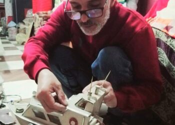 “عماد الدين ابن سوهاج ” يحول الكرتون المستعمل إلى قطع ديكور مبتكرة