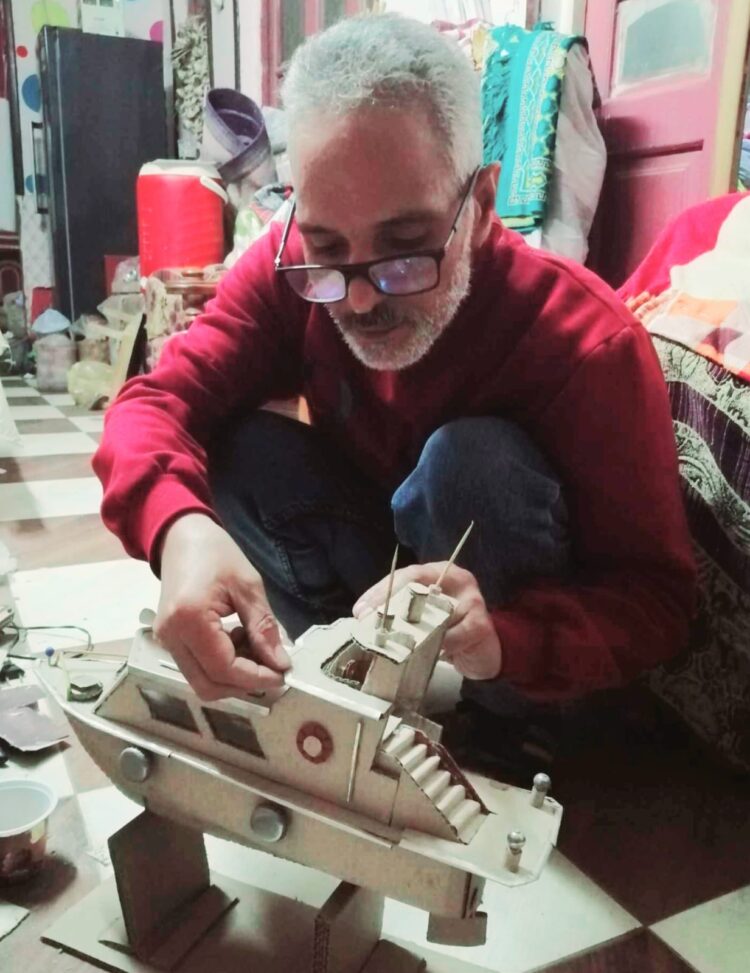 "عماد الدين ابن سوهاج " يحول الكرتون المستعمل إلى قطع ديكور مبتكرة 1 “عماد الدين ابن سوهاج ” يحول الكرتون المستعمل إلى قطع ديكور مبتكرة