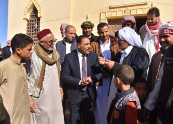 “محافظ مطروح” يستمع لمطالب أهالي قرية “اطنوح “شرق المدينة