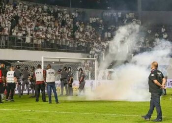 ” لقطة جنونية ” جماهير سانتوس البرازيلي تطلق الرصاص علي اللاعبين بعد الهبوط لدوري الدرجة الثانية