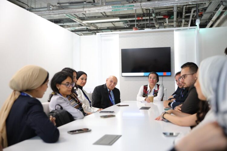 وزيرة البيئة تلتقي بوفد المفاوضين المصريين الشباب الأول المشارك في المؤتمر 1 وزيرة البيئة تلتقي بوفد المفاوضين المصريين الشباب الأول المشارك في المؤتمر