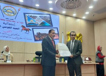 محافظ مطروح يكرم أحفاد”معركة وادي ماجد” والمتميزين في القطاعات الخدمية في العيد القومي للمحافظة