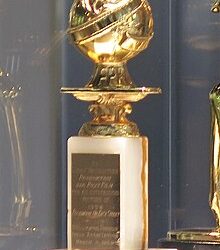 أوبنهايمر يكتسح غولدن غلوب 2024 بجوائز تاريخية: عبقرية نووية تتألق على السجادة الذهبية