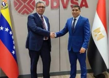 سفير مصر لدى فنزويلا يلتقي بوزير البترول الفنزويلي