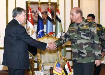 الفريق أول محمـد زكى القائد العام للقوات المسلحة وزير الدفاع والإنتاج الحربى يلتقى المبعوث الأمريكى الخاص بالقضايا الإنسانية للشرق الأوسط