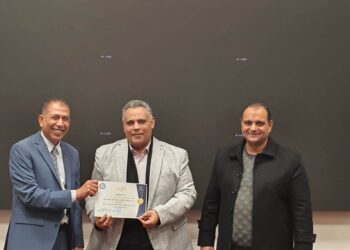 وزارة التنمية المحلية تكرم مدير مركز سيطرة الشبكة الوطنية بأسيوط