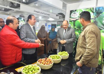 محافظ أسيوط يفتتح معرض وسط الصعيد الزراعى