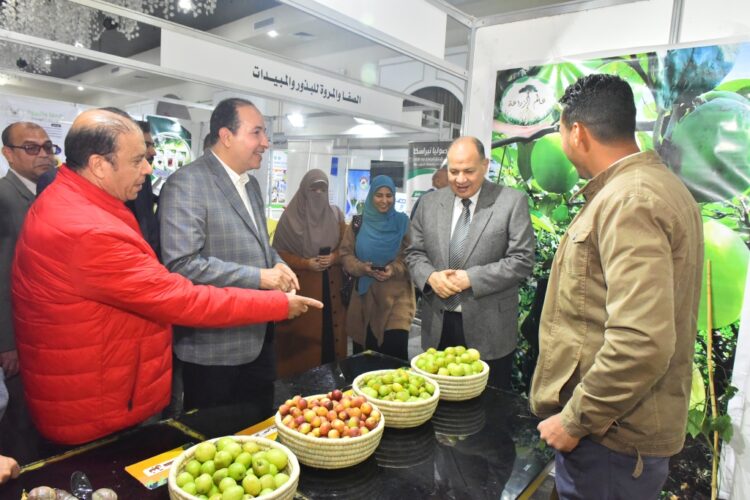 محافظ أسيوط يفتتح معرض وسط الصعيد الزراعى