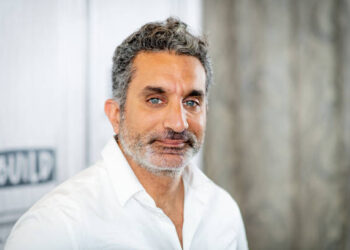 باسم يوسف يكشف تفاصيل إنقاذ عمرو أديب لشقيقه