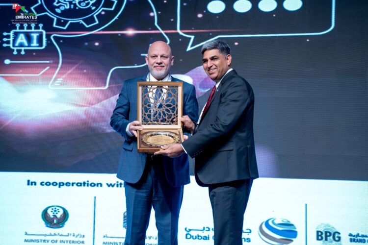 أسامه البيطار يكرم ممثل  الأنتربول الدولي في مؤتمر دبي .