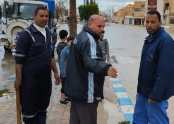 محافظ مطروح يتابع جهود إزالة مياه الأمطار بعدد من المناطق