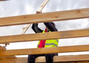 محافظ مطروح يوجه الشكر لإحدي الجمعيات الخيرية لتنظيم قوافل لبناء الاسقف وتوصيل المياه