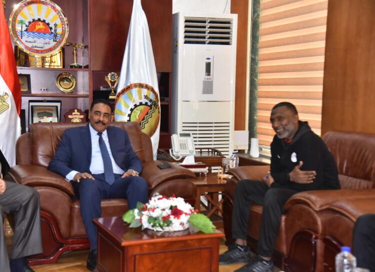 محافظ مطروح يستقبل الجهاز الفني لمنتخب مصر ٢٠٠٨