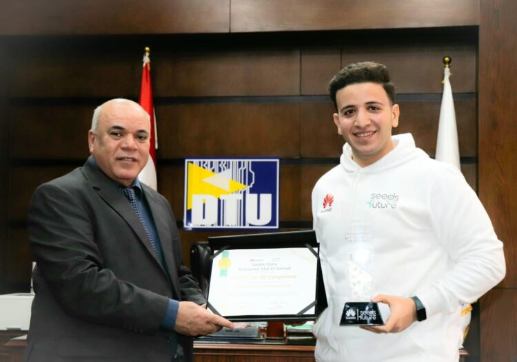 رئيس جامعة الدلتا التكنولوجية يهنيء الطالب صادق هانى لإختياره من سفراء هواوى لهذا العام 1 رئيس جامعة الدلتا التكنولوجية يهنيء الطالب صادق هانى لإختياره من سفراء هواوى لهذا العام