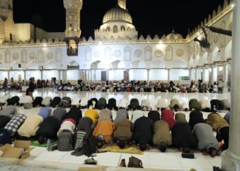 في الجمعة الثانية من رمضان الجامع الأزهر ملتقى المصريين والأجانب في صلاتي العشاء والتراويح