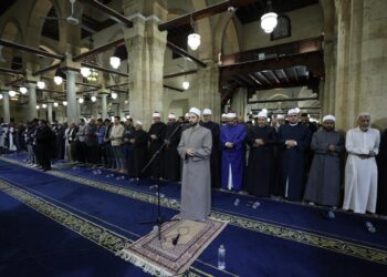 أروقته عجت بالمصلين الآلاف يؤدون صلاتي العشاء والتراويح بالجامع الأزهر