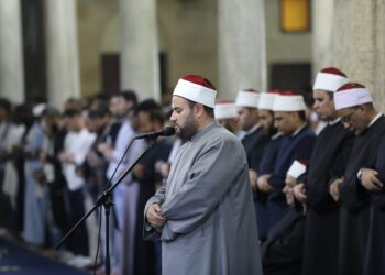 قُرّاء الجامع الأزهر يمتعون الأسماع والأفئدة بأربع قراءات في صلاتي العشاء والتراويح