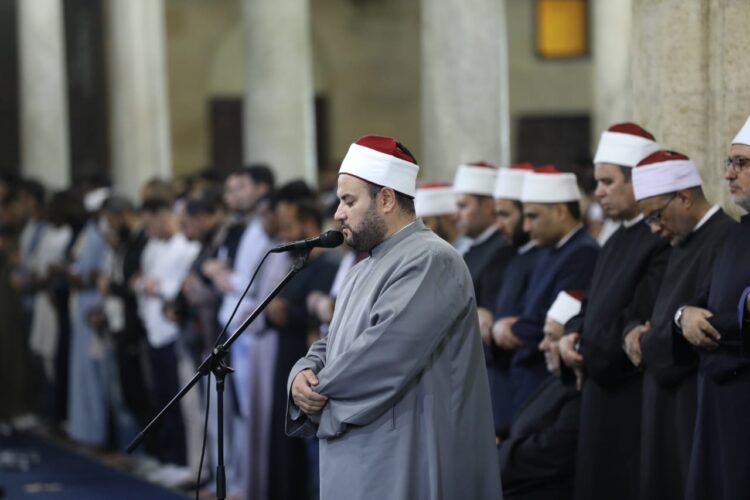 برواية حفص والدوري وابن ذكوان ورويس آلاف المصلين يشهدون صلاتي العشاء والتراويح بالجامع الأزهر 1 قُرّاء الجامع الأزهر يمتعون الأسماع والأفئدة بأربع قراءات في صلاتي العشاء والتراويح