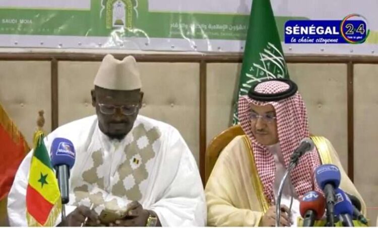 على أبواب رمضان .. الوزير وسفير خادم الحرمين الشريفين يوزعان مكرمة الملك سلمان بن عبدالعزيز في السنغال 1 على أبواب رمضان .. الوزير وسفير خادم الحرمين الشريفين يوزعان مكرمة الملك سلمان بن عبدالعزيز في السنغال