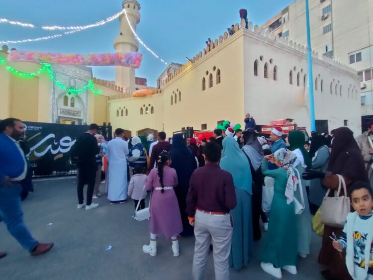 توافد المصلون لأداء صلاة العيد وحالة من البهجة والفرح تعم مطروح