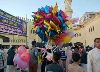 انتشار بائعي البلالين بمحيط المساجد أثناء صلاة العيد بمطروح