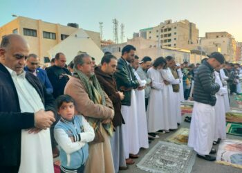 مكبرين مهللين … المئات يؤدون صلاة العيد بمطروح