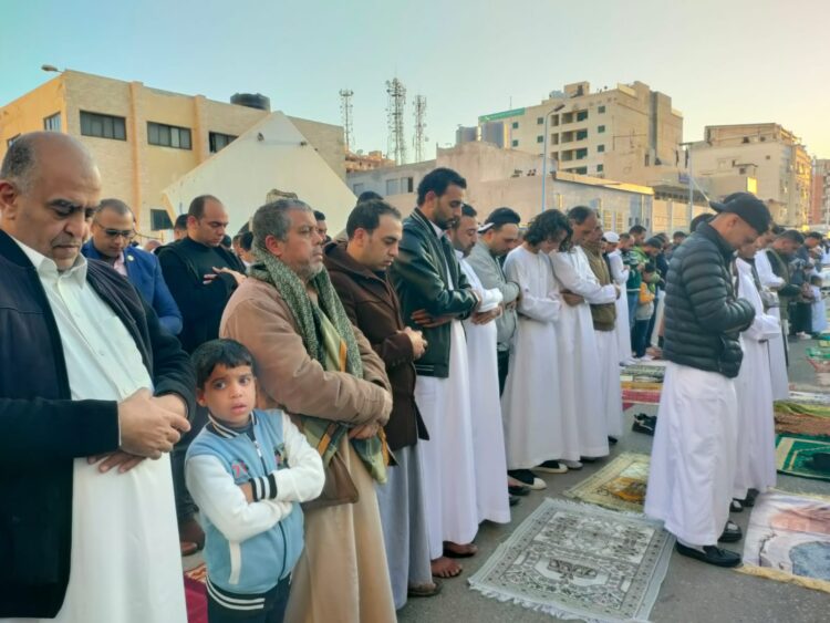 مكبرين مهللين ... المئات يؤدون صلاة العيد بمطروح 1 مكبرين مهللين … المئات يؤدون صلاة العيد بمطروح