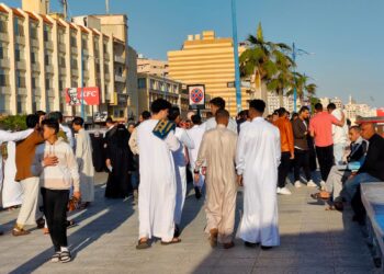 إقبال المواطنين علي كورنيش مطروح في أجواء إحتفالية بعد صلاة عيد الفطر المبارك