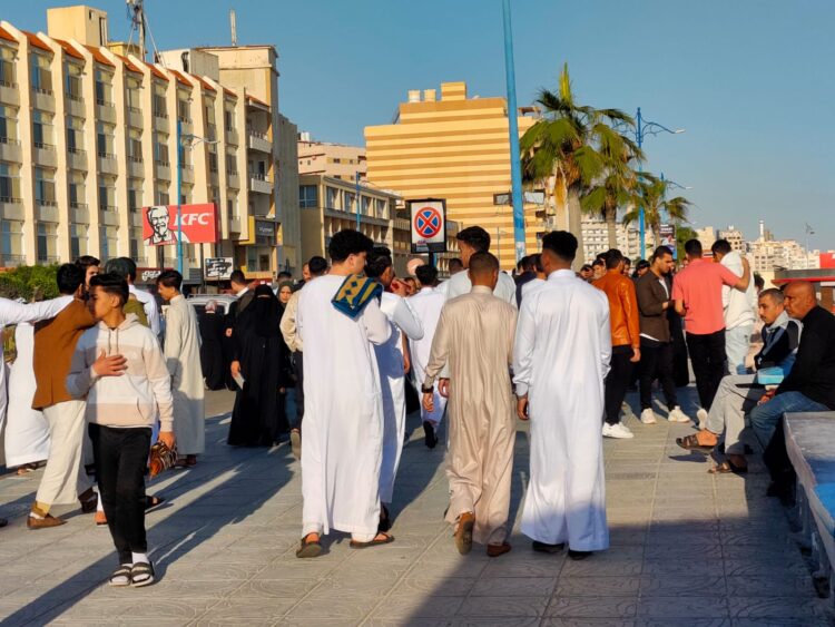 إقبال المواطنين علي كورنيش مطروح في أجواء إحتفالية بعد صلاة عيد الفطر المبارك 1 إقبال المواطنين علي كورنيش مطروح في أجواء إحتفالية بعد صلاة عيد الفطر المبارك