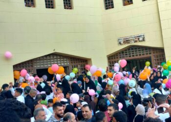 إلقاء شلال من البلالين علي المصلين بعد أداء صلاة عيد الفطر المبارك بمطروح