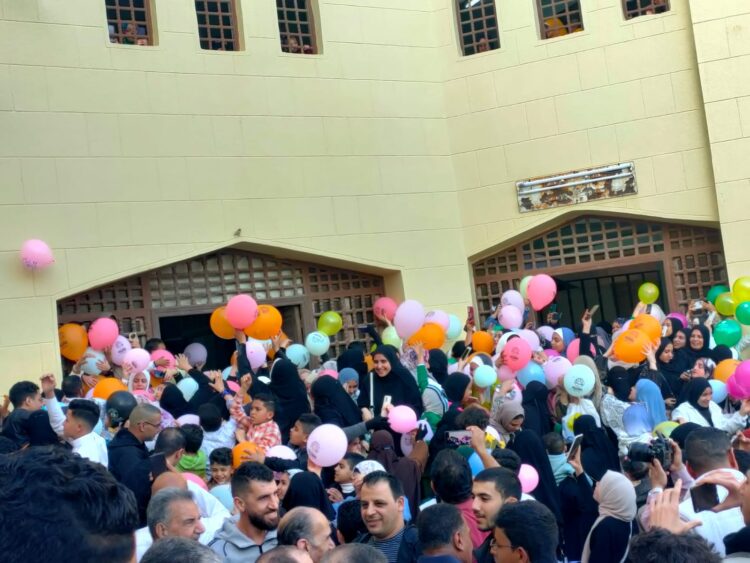 إلقاء شلال من البلالين علي المصلين بعد أداء صلاة عيد الفطر المبارك بمطروح 1 إلقاء شلال من البلالين علي المصلين بعد أداء صلاة عيد الفطر المبارك بمطروح